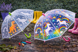 børneparaply med farveskiftende design og sjove figurer til våde dage