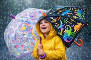 farveskiftende paraply til børn med motiver der ændrer farve i regnvejr
